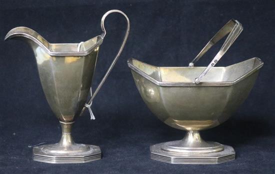 A George V silver octagonal cream jug and sugar bowl, Sheffield, 1921, 10 oz.